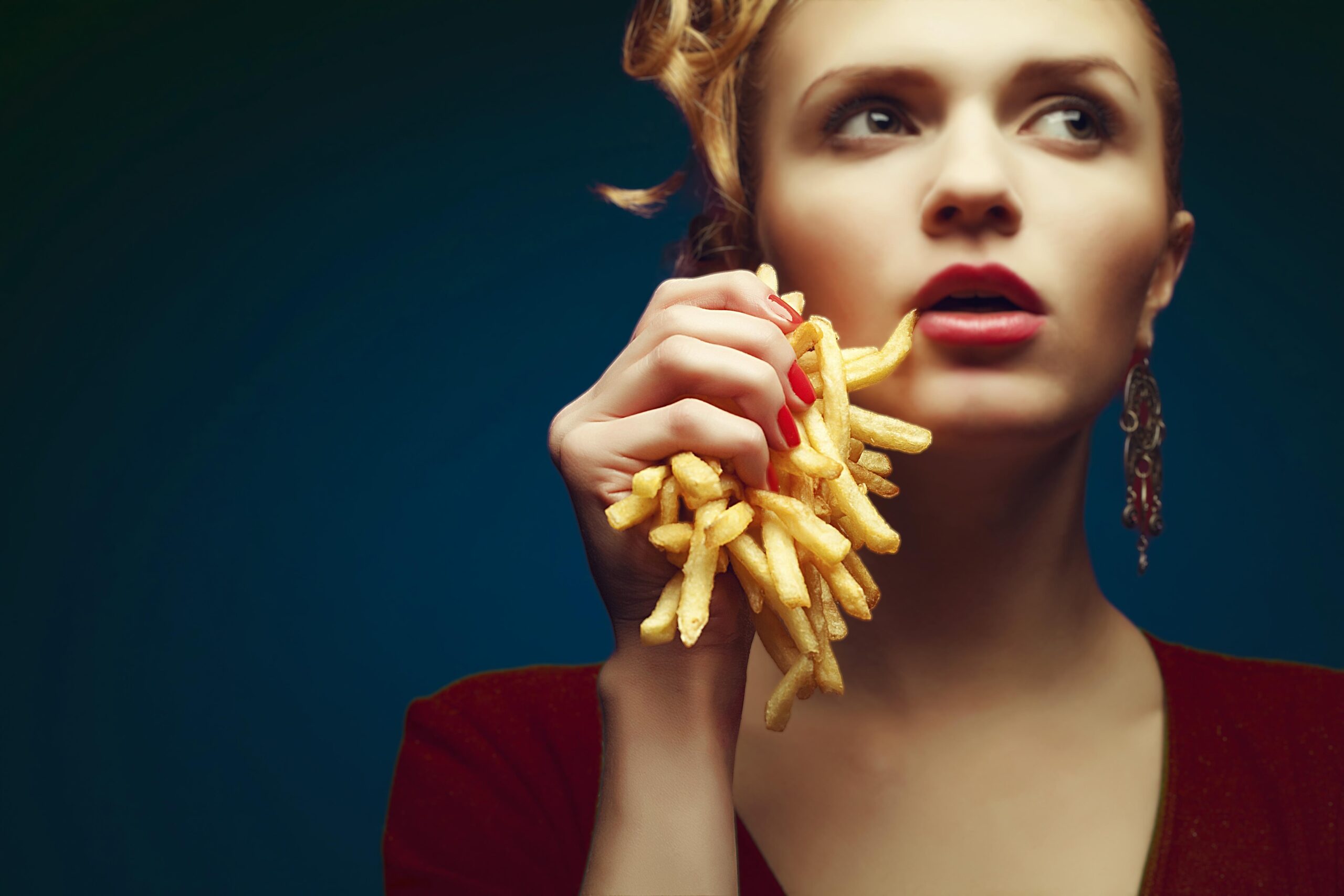 Unhealthy eating. Junk food concept. Portrait of fashionable you Essen und Emotion